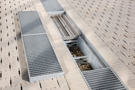 The channels are ideal for the temporary storage and subsequent gradual drainage of large quantities of water. What’s more, they feature up to two integrated filter inserts.