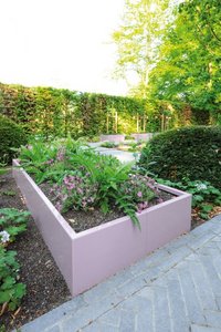 As the colour of inner balance, pastel violet is featured both among the splendid selection of plants and on the raised beds produced by the company Richard Brink, resulting in a harmonious overall concept.