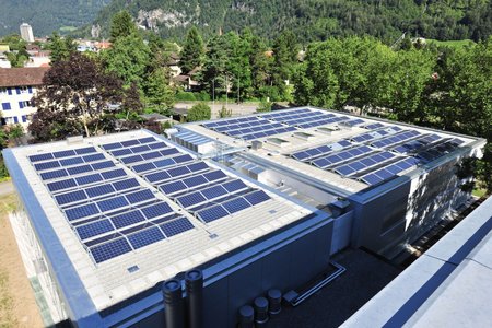 The photovoltaic systems on the school roofs achieve a nominal output of 118.30 kWp. The electricity generated is used by the school and any surplus electricity is fed into the grid. 