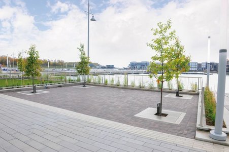 The tree guards really stand out from the promenade’s terraces thanks to their design, giving them a high aesthetic quality besides offering all-round protection. Tree roots are kept protected and rainwater is drained.