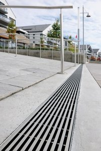 The stainless steel look of the gratings blends in harmoniously with the rails used on the ramps and creates charming contrasts with the adjoining concrete and paved surfaces.