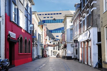 Trotz seiner markanten Bauweise fügt sich das Groninger Forum durch seine Fassade aus Naturstein farblich in das bestehende Stadtbild ein.