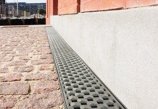 Strikingly special – the new heavy-duty cast-iron gratings from Richard Brink. Here we see the Prisma together with the Fortis concrete channel.