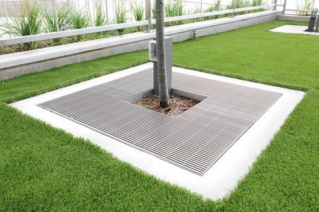 A section of artificial grass on the promenade offers a completely different contrast to the gleaming bars of the Hydra Linearis longitudinal gratings. 