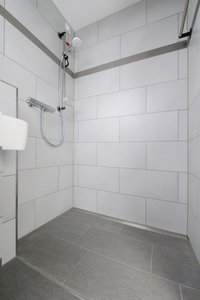 The renovation of several areas of the hospital also covered 96 patient rooms including bathrooms. Employees of PA-BRA GmbH & Co. KG used shower channels and gratings from the company Richard Brink as part of their dewatering solution. 