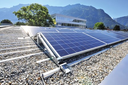 When renovating the school campus, the company elentec GmbH from Langnau im Emmental installed a photovoltaic system on three flat roof surfaces. This was carried out in two stages over two years. 