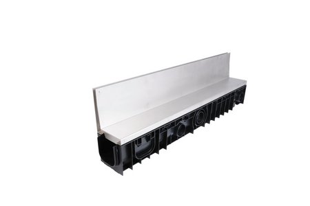 The polypropylene body can be fitted with a slotted channel attachment. This is also available as a heavy-duty version, allowing it to withstand loads of up to class D 400.