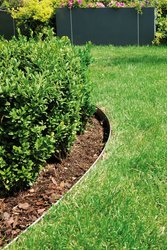 Die flexible Beeteinfassung von Richard Brink trennt ein Beet von der Rasenkante in einem gepflegten Garten