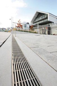 The dewatering channels are covered with Hydra Linearis designer gratings, which have been honoured with the Red Dot Award. Thanks to their timeless elegance, they fit in beautifully with the exclusive architecture of the surrounding buildings. 