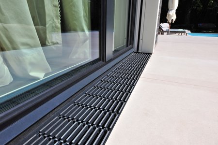 With their interrupted longitudinal bars, the Staccato designer gratings really accentuate the terrace areas.