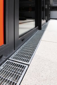 Mesh gratings made of hot-dip galvanised steel fit the channels perfectly. They have no problem withstanding the loads encountered during the course of the school day and appeal through their elegant, timeless design.