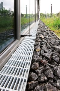 The design of the dewatering system harmoniously blends in with that of the various façade and floor materials.