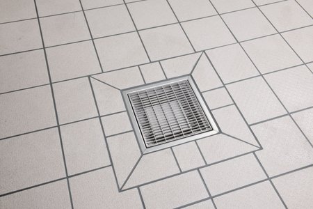 Different gratings from Richard Brink’s product range are available as covers. In spaces where e.g. fat and lubricants are used, slip-resistant mesh gratings help prevent slipping.