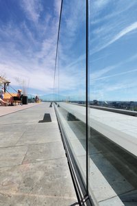 Height-adjustable Lamina slotted drainage channels from Richard Brink were installed along the glass balustrades. In addition to providing effective drainage, the channels also meet the requirement of blending in with the overall concept as discreetly as possible.
