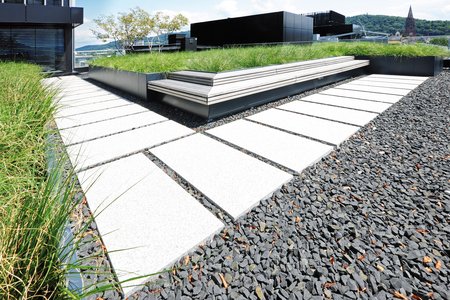 Twee andere, separaat te betreden terrassen werden ook voorzien van aluminium plantsystemen van de metaalwarenfabrikant.