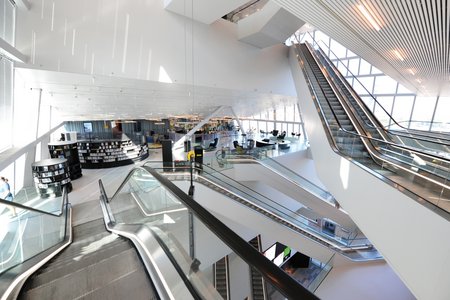 Im Innern bildet ein großräumiges, lichtdurchflutetes Atrium das Herzstück des „Kulturkaufhauses“. Über Rolltreppen gelangen Besucher auf die verschiedenen Ebenen.