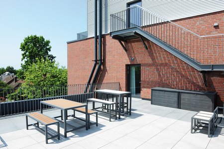 Sur une terrasse inférieure, un autre espace extérieur invite les collaborateurs à profiter des pauses ensemble.  Photo : Richard Brink GmbH & Co. KG