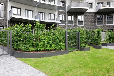 More than 2,300 running metres of raised bed walls were used. Elements in radial forms pick up on the round geometry of the apartment complex.