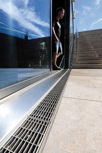 The Cubo channels are also covered with the same stainless steel mesh gratings as the Stabile channels on the steps. Together they form a uniform and seamless drainage system running from the internal courtyard up to the roof terrace.