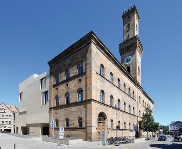 Despite its modern design, the building fits well into the cityscape, standing right next to the historical town hall. This is thanks to details such as ensuring the colour of the exposed concrete matches its surroundings, in this case by using a sandstone powder.