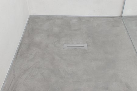 The “Atrium” shower tray fits perfectly into the recess in the screed. Together with the floor’s smooth surface, it forms a single, integrated unit with unrivalled functionality.