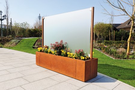 Either clear or satin glass can be used for the screen. With the screen positioned centrally, the box can accommodate plants on both sides.