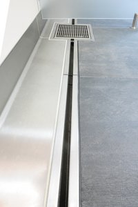Both the slotted channels and the drains with 7 × 7 mm longitudinal bar gratings blend in sleekly with the surrounding shower areas and ensure reliable drainage even where high volumes of water are likely.