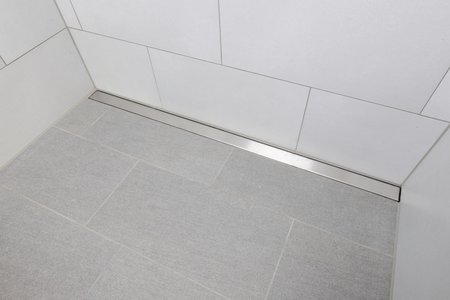 The three-sided upstand of the made-to-measure Elix shower channel facilitates a perfect connection in the recess along the entire length of the wall.