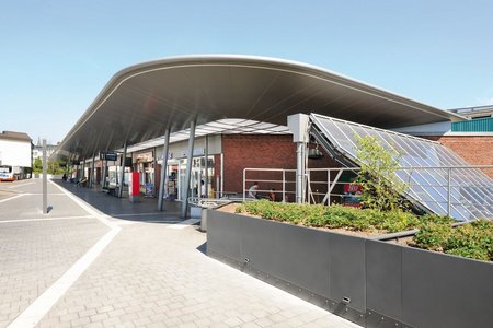 [Translate to Niederländisch:] Der neue Zentrale Omnibusbahnhof in Gelsenkirchen bietet Fahrgästen und Passanten eine barrierefreie, übersichtliche und komfortable Anlage.