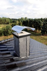The chimney caps manufactured by the company prevent precipitation from entering the chimney, which in turn avoids sooting. 