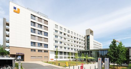 Der siebengeschossige Neubau, als Erweiterung des Josephs-Hospitals in Warendorf, beherbergt neben der Notaufnahme u. a. eine Intensivstation und moderne Patientenzimmer.