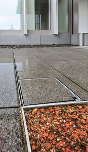 Lamina slotted channels from the company Richard Brink were installed for linear drainage in front of the entrances. The channels are easy to clean with the help of inspection and flush boxes.