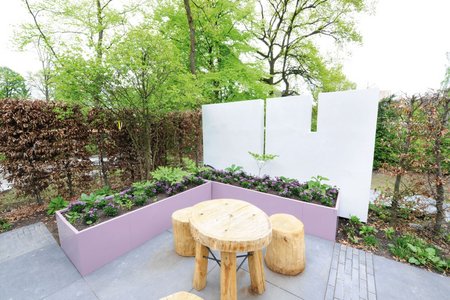 The made-to-measure raised beds structure the garden and create tucked-away spaces that can be withdrawn to.