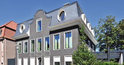Striking a balance between tradition and modernity, the architects from kresings architektur GmbH designed a new town house in Münster. It fits into the makeup of the Wilhelminian-style street while also adopting a contemporary look.