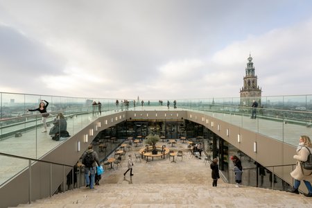 Het enorme dakterras biedt een rondom panorama-uitzicht over de hele stad.