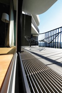 The channels and gratings from Richard Brink ensure optimal drainage of the balconies, while adding elegant, glossy accents.