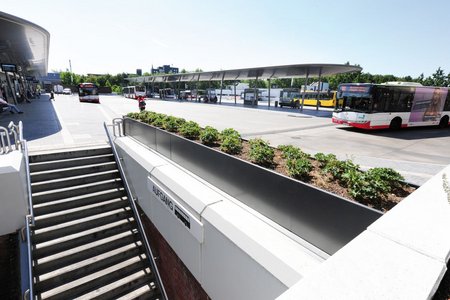 Des jardinières hautes fabriquées sur mesure par la société Richard Brink ont été installées à cinq endroits différents de la gare routière. Elles servent à la végétalisation de l’espace, mais font aussi office de balustrades le long de deux escaliers.
