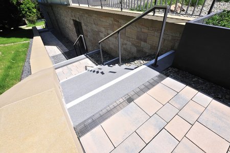 At the top and bottom of the stairs, the Stabile channels make sure that the individual steps do not turn into a cascade of water on rainy days. 