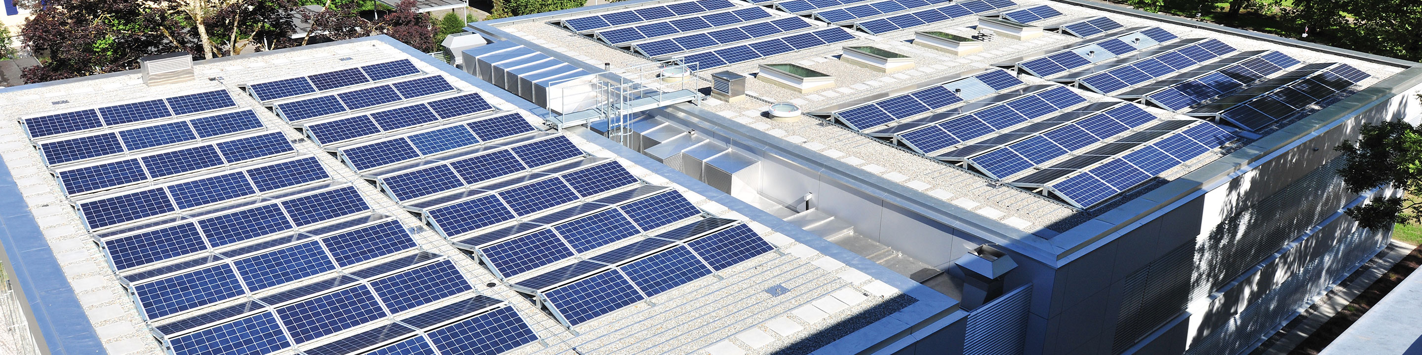 Luftaufnahme eines großen Flachdachs mit Photovoltaikanlage. Solarunterkonstruktionen von Richard Brink verbaut.