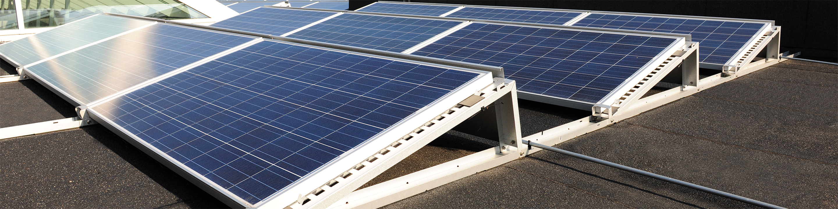 PV-Unterkonstruktion Miralux Flex in Süd-Ausrichtung der Firma Richard Brink auf Flachdach mit installierten Solarpanels