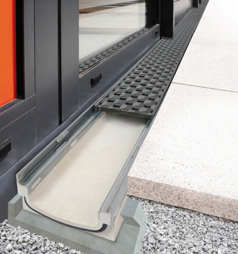 Mit den 80 mm hohen und 155 mm breiten Betonrinnen des Typs Fortis erweitert die Firma Richard Brink ihr Angebot um Varianten für Anwendungsfälle, bei denen geringe Einbauhöhen gefordert sind.