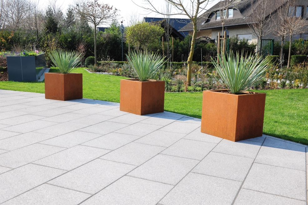 Compact, elegant design: the new Basio plant boxes from the company Richard Brink.