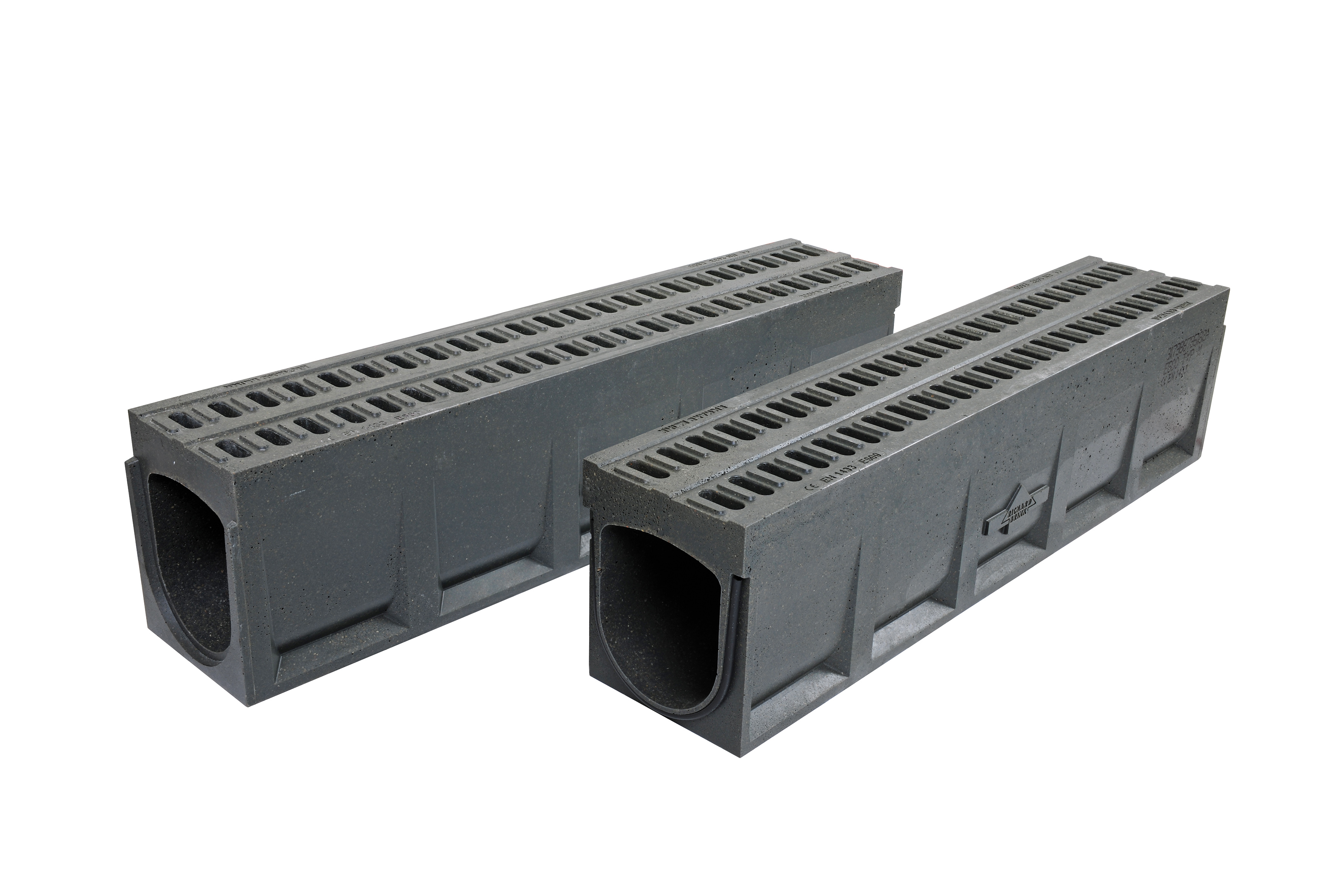 The new polymer concrete product from the metal products manufacturer combines the channel body and grating in one monolithic component. A nut-and-groove system with integrated rubber seals ensures a watertight transition at the channel joints.