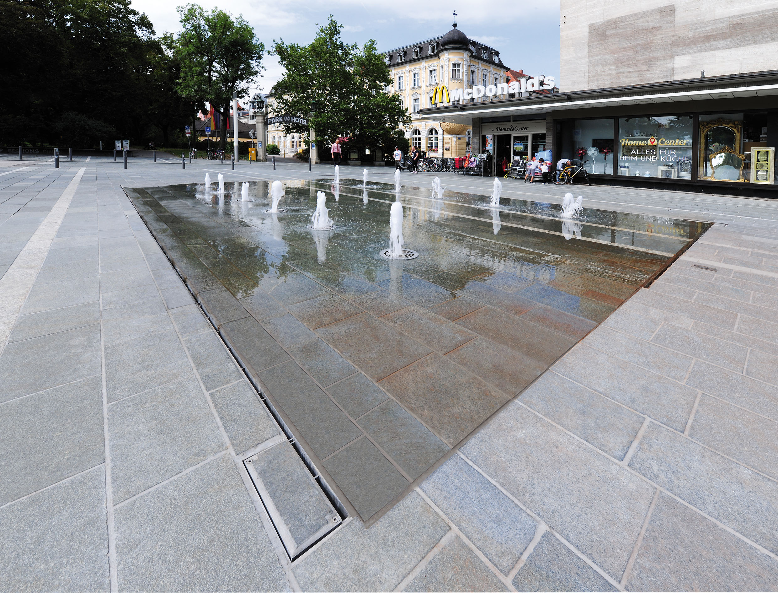 Dans le centre-ville de Ratisbonne (Allemagne), un espace de jeux d’eau a été créé dans le cadre d’un projet d’assainissement de grande envergure sur la place Ernst-Reuter-Platz.