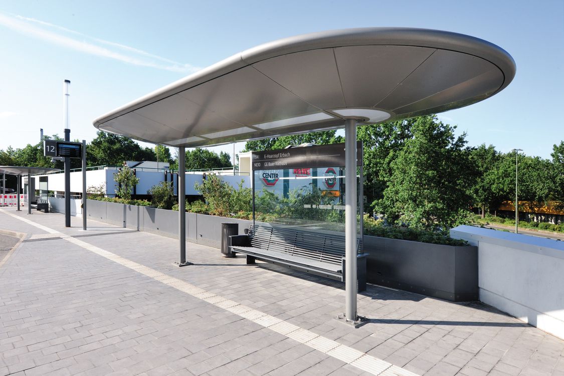 La nouvelle gare routière de Gelsenkirchen offre à ses usagers et aux passants des aménagements clairs, confortables et accessibles à tous avec ou sans  problème de mobilité.