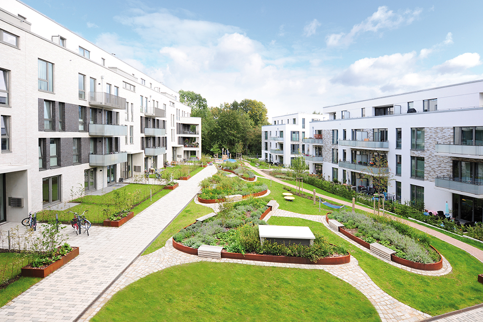 The Tarpenbeker Ufer in Hamburg’s Groß Borstel district appeals as a modern residential quarter that is close to nature yet still central. Raised beds from the company Richard Brink play an important role in the quarter’s landscape design.