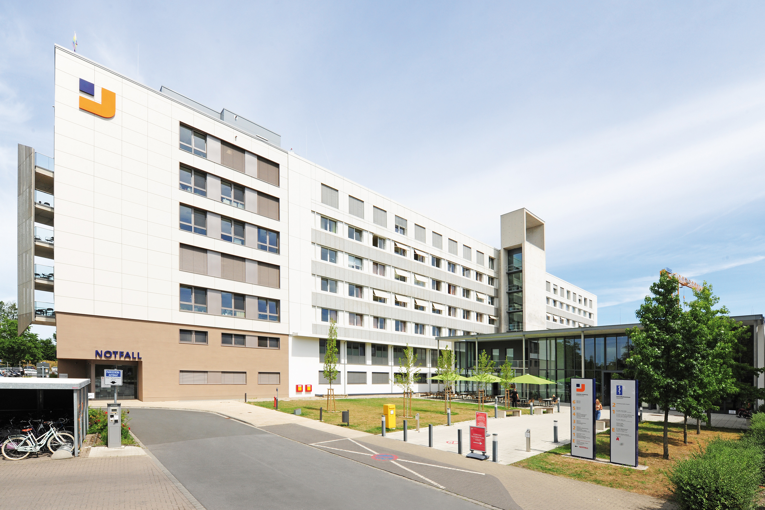 Het zeven verdiepingen tellende nieuwe gebouw is een uitbreiding van het Josephs-ziekenhuis in Warendorf en biedt ruimte aan de spoedeisende hulp, een intensive care-afdeling en moderne patiëntenkamers.