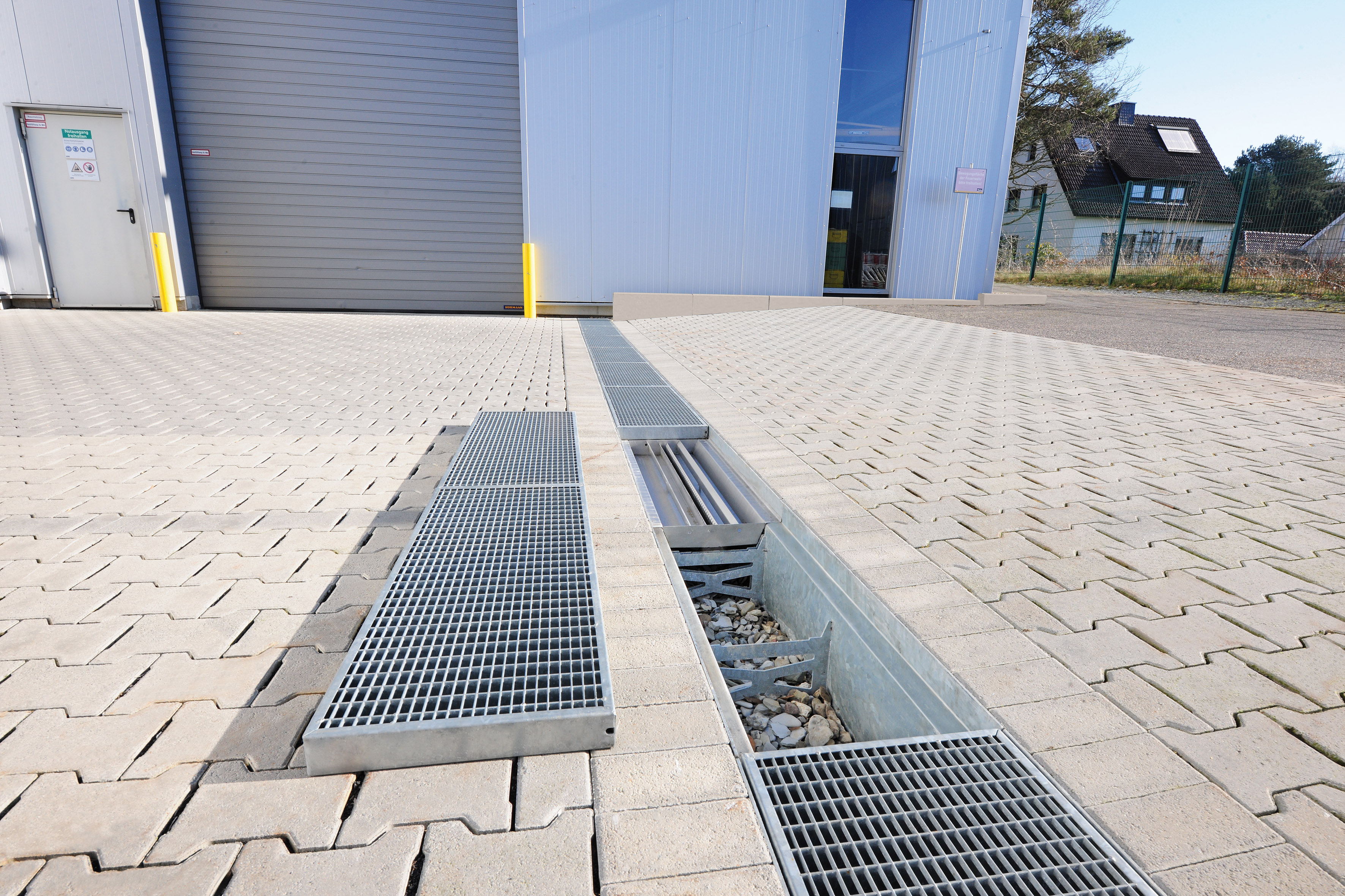 Permeable RigoMax gravel-filled drainage channels from the company Richard Brink were installed on the company premises of Parker Hannifin Manufacturing Germany GmbH & Co. KG.