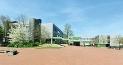 As part of extensive renovation work on the façades and windows, the inner courtyard at Anne Frank School in Gütersloh was also redesigned.