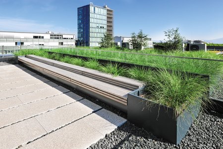 The transition between plant beds and seating areas is practically seamless – a clever combination of outdoor furniture and greenery.